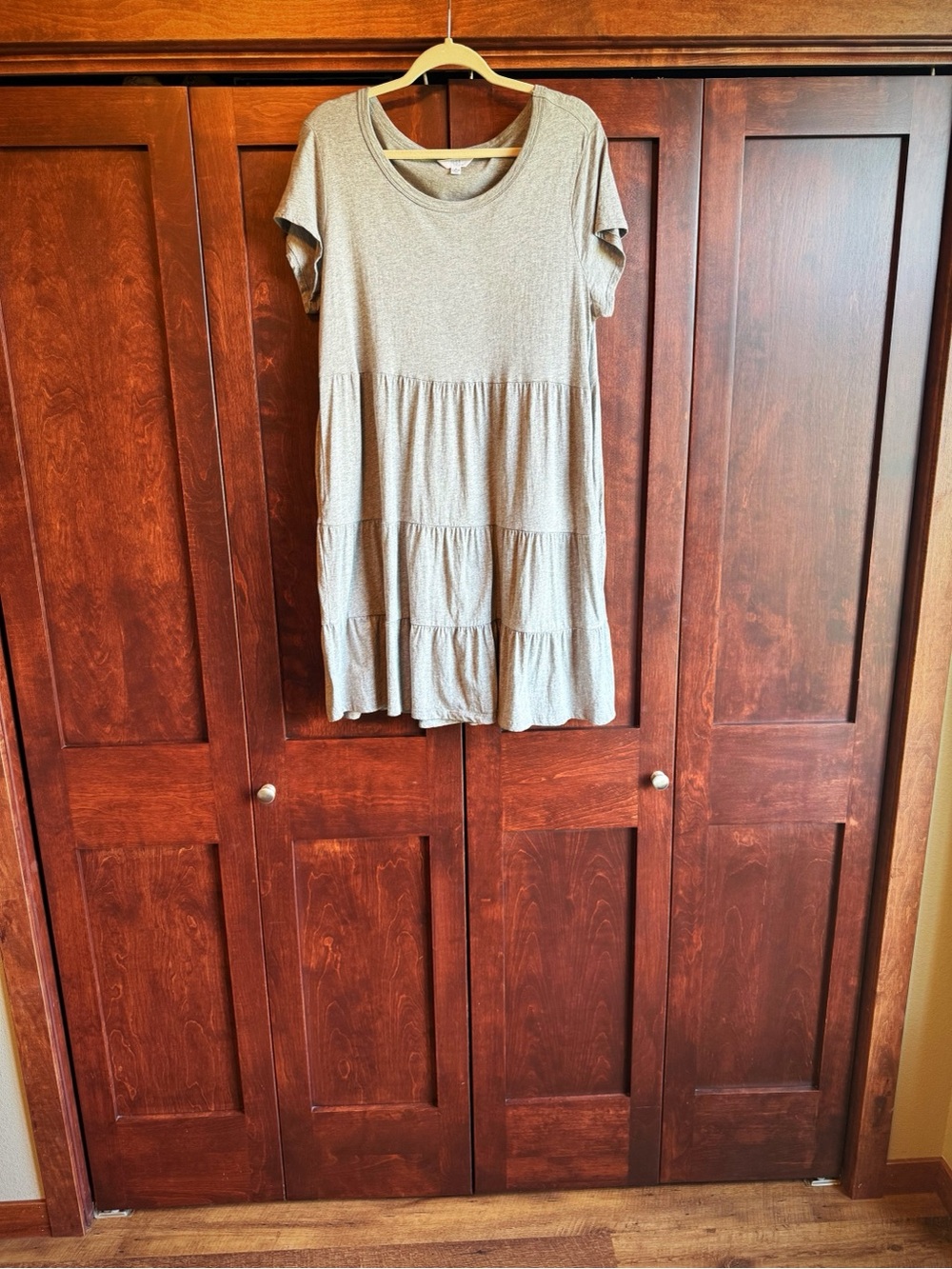 Time and Tru Heather Gray Tiered Short Sleeve Knit Dress - Picture 5 of 5